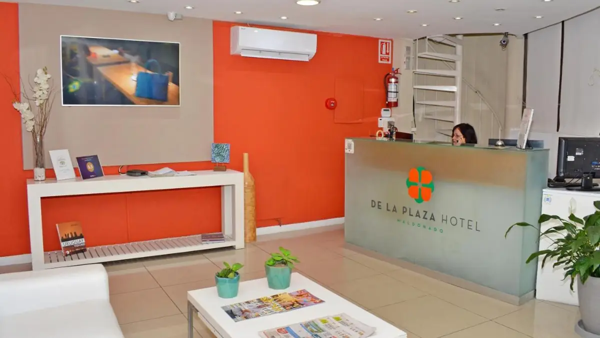 Recepción del De la Plaza Hotel, con atención las 24 horas